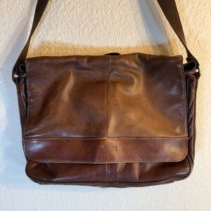 Kenneth Cole Reaction "Risky Business" Colombian leather messenger bag.‎ Brown